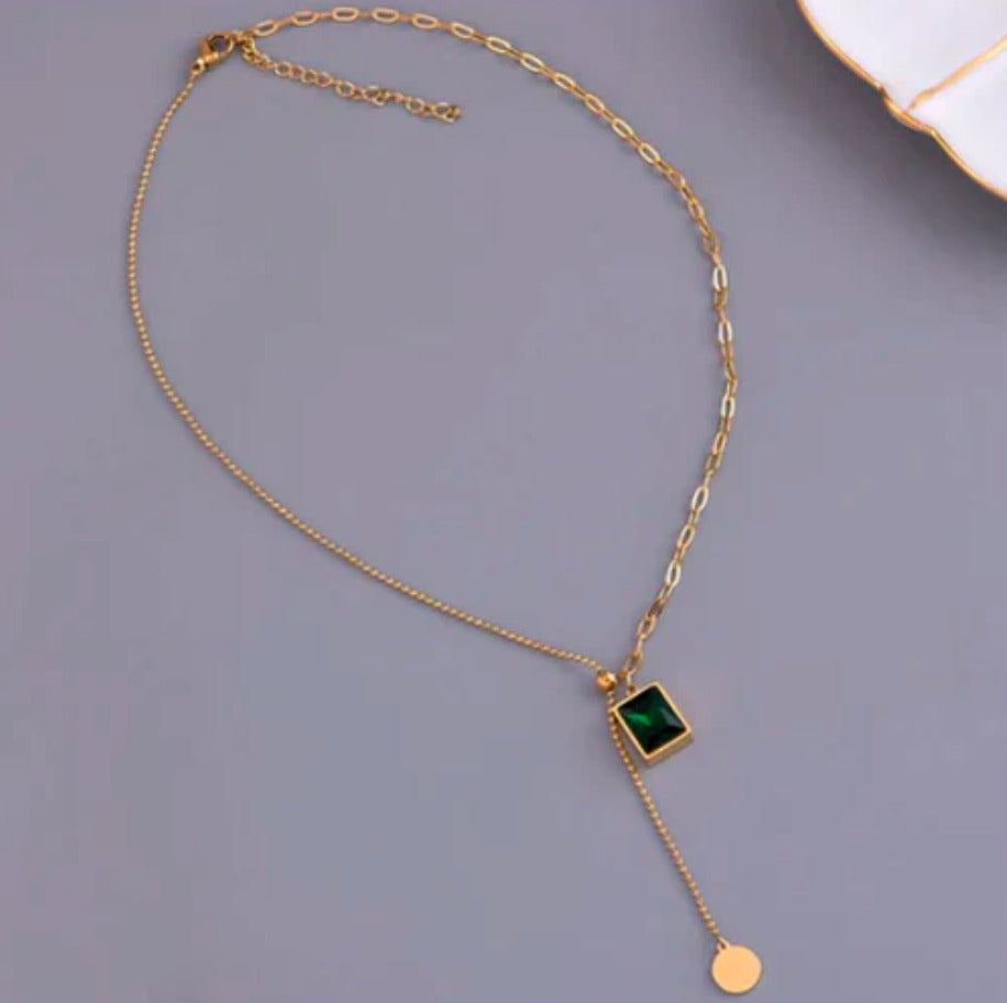 Collar de Lujo con Cristal Jade y Baño en Oro